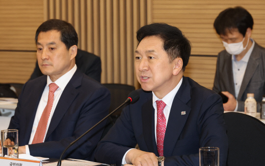 김기현(오른쪽) 국민의힘 대표가 22일 오후 서울 마포구 상장회사회관에서 열린 한국중견기업연합회 주최 국민의힘 당대표 초청 중견기업계 간담회에서 인사말을 하고 있다. 왼쪽은 박대출 당 정책위의장.<연합뉴스>